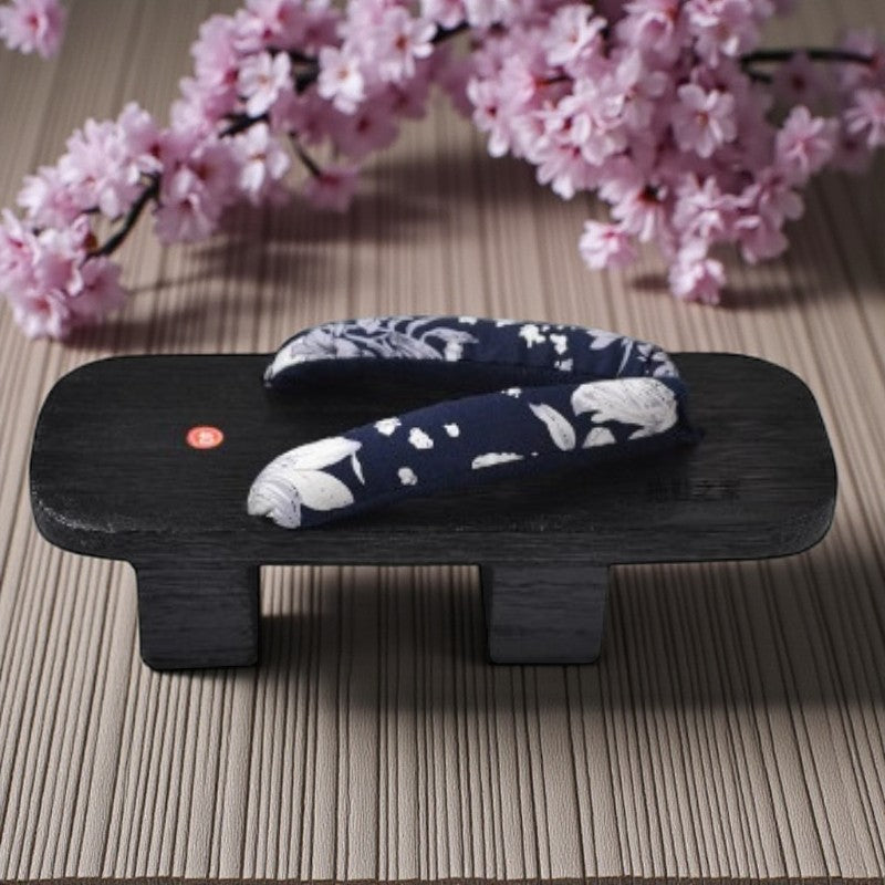 Tong en bois japonaise