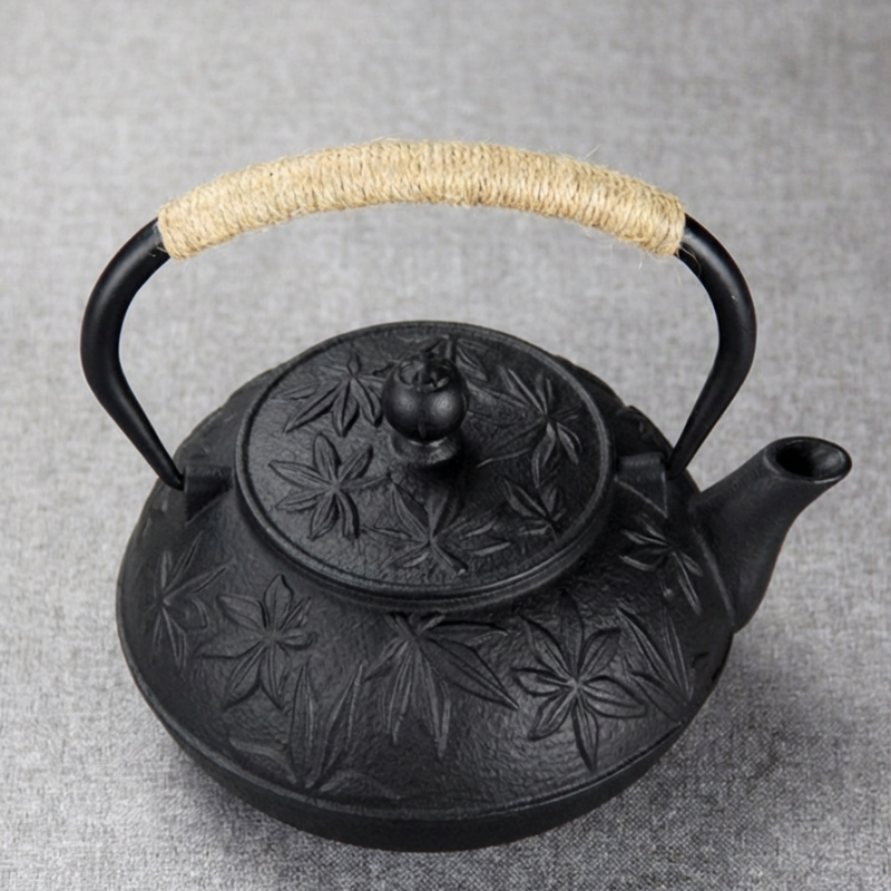 Théière en fonte japonaise motifs tribaux